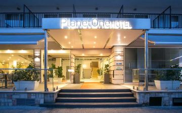 entrada hotel planet one